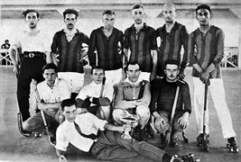 26 Ocak 1924. Patenli hokey resmi lig maçlarında ilk müsabaka 8 Şubat 1924’te Taksim’de Sporting Palas’ta Nişantaşı ve Vefa kulüpleri birinci takımları arasında yapıldı. Yapı Kredi Tarihi Arşivi Selahattin Giz Koleksiyonu